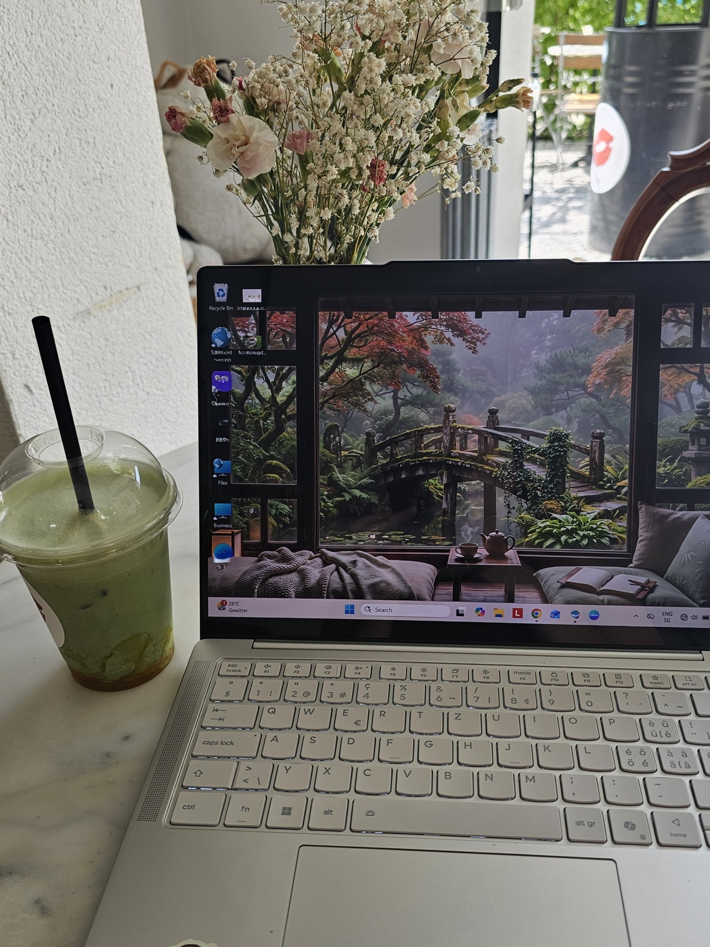 Matcha, Blumen und Laptop in einem ruhigen Café – Arbeitstimmung
